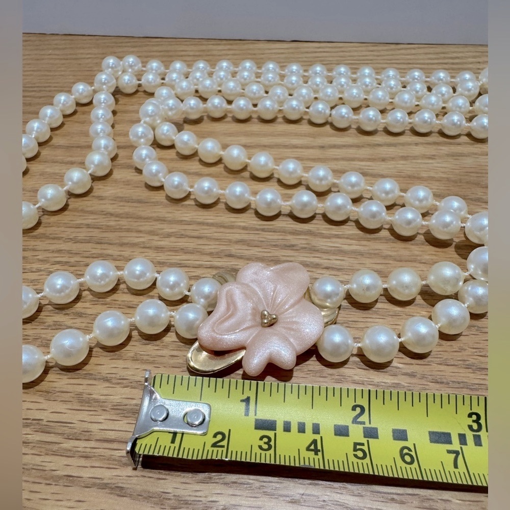 Vintage Elegant faux Pearl Necklace with Floral Accent - Picture 4 of 5
